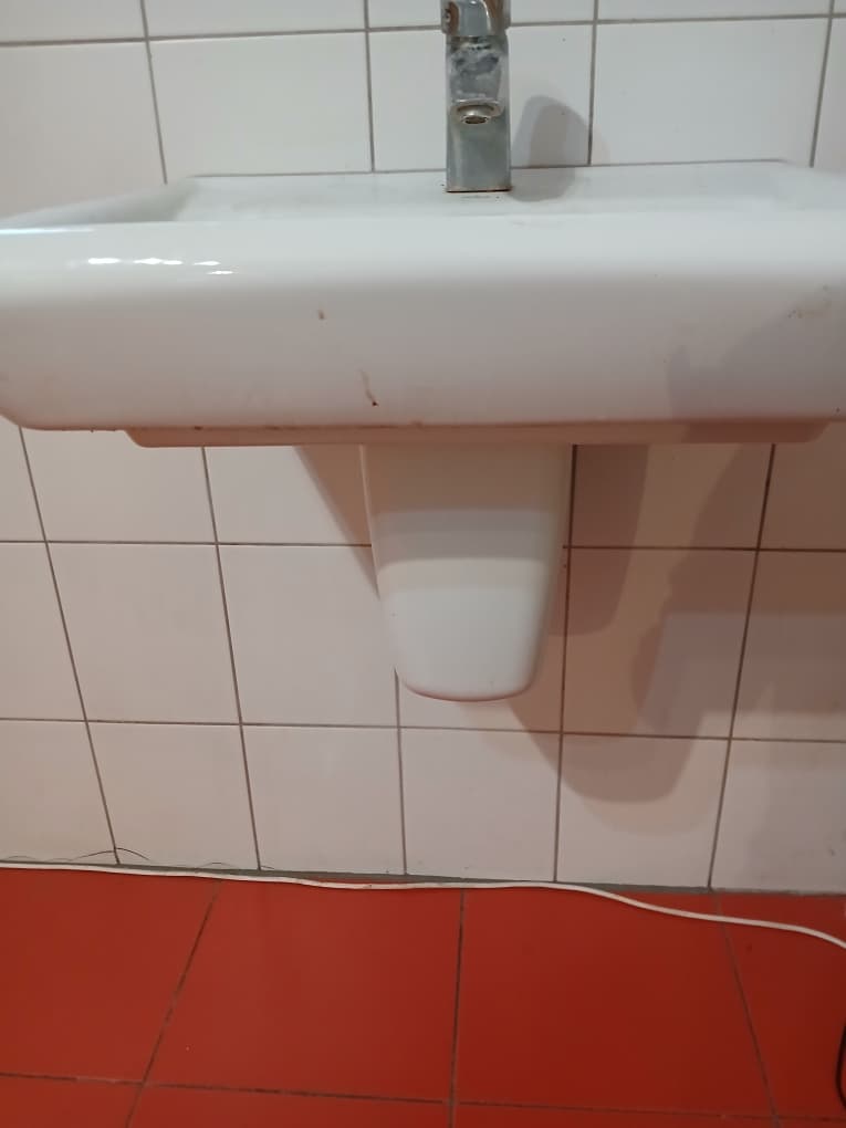 Umywalka po udrożnieniu syfonu Umywalka łazienkowa po naprawie problemu zapchania syfonu.