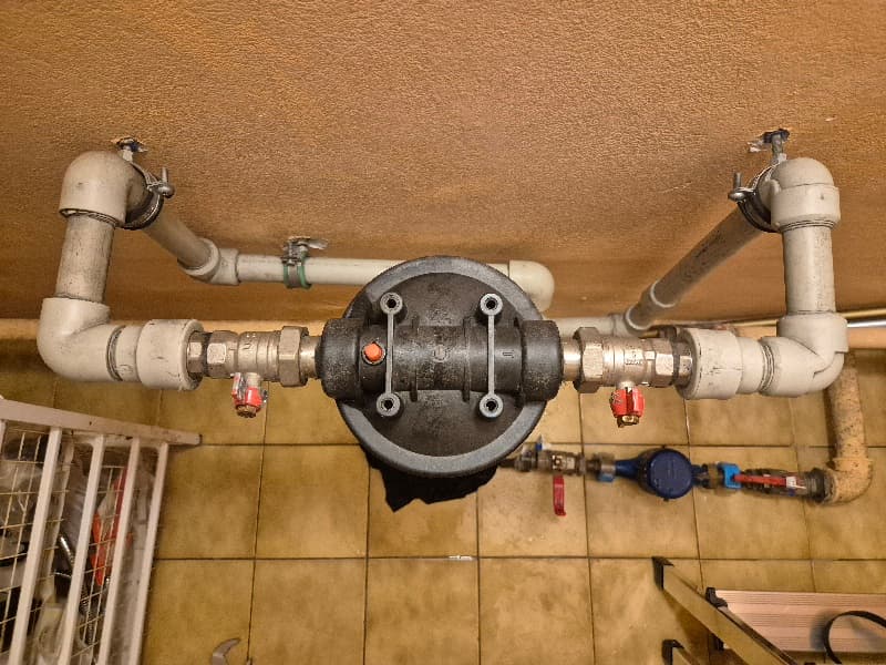 Filtr wodny widok z góry Widok z góry na filtr wodny Big Blue po instalacji