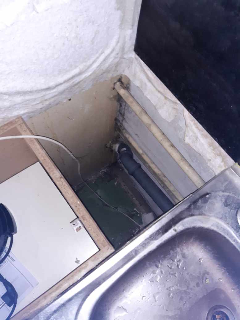 Zdemontowane stare rury Widok na zdemontowane stare rury kuchenne przed instalacją nowych.