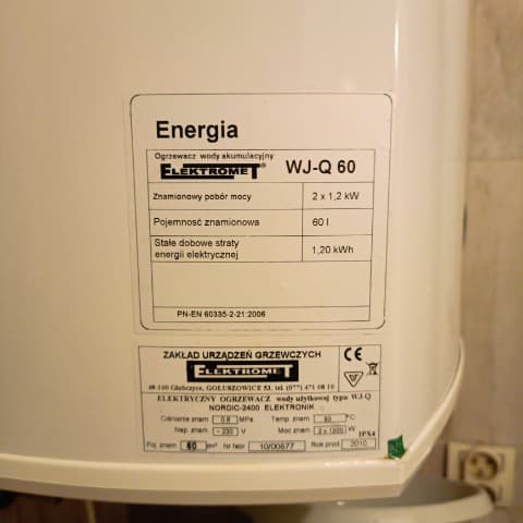 Tabliczka znamionowa bojlera Elektromet Tabliczka znamionowa bojlera Elektromet pokazująca moc i pojemność urządzenia
