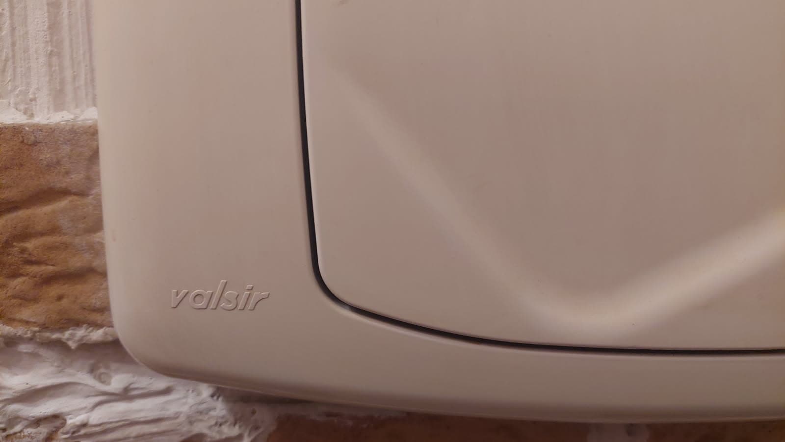 Mechanizm przycisku Valsir Zbliżenie na mechanizm przycisku spłuczki Valsir