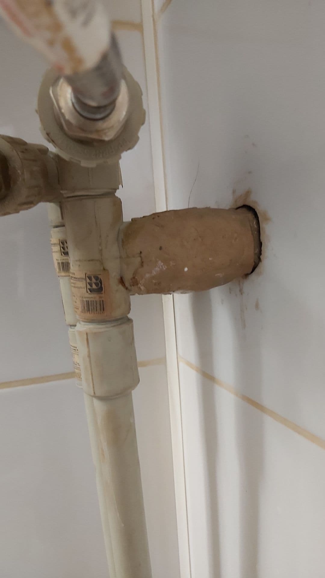 Po naprawie - wymiana kolanka Naprawione plastikowe rury w łazience po wymianie kolanka