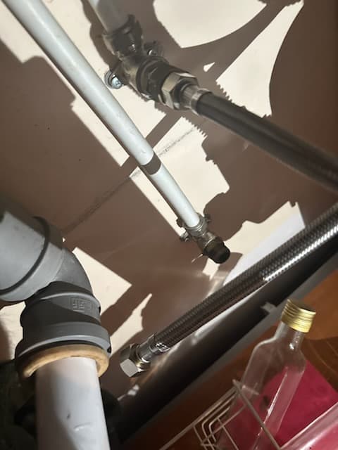 Detal nowych połączeń hydraulicznych Detal nowych połączeń hydraulicznych pod umywalką kuchenną.