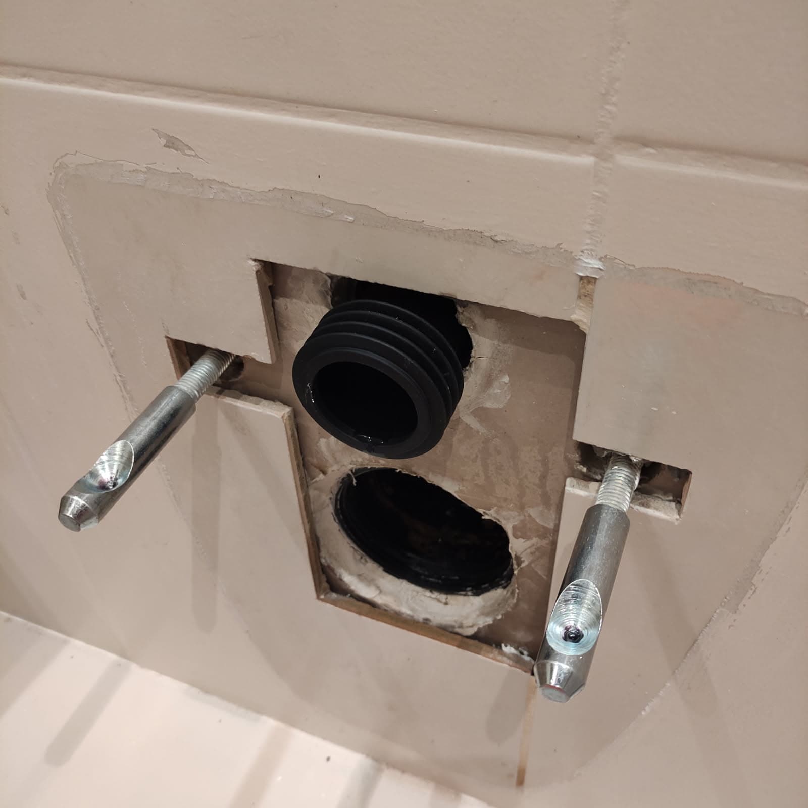 Śruby montażowe i odpływy Śruby montażowe i otwory odpływowe przed instalacją toalety
