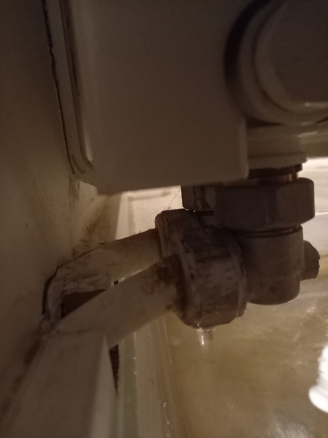Uszkodzony element rurki pex Widok uszkodzonego elementu rurki pex prowadzącej do grzejnika