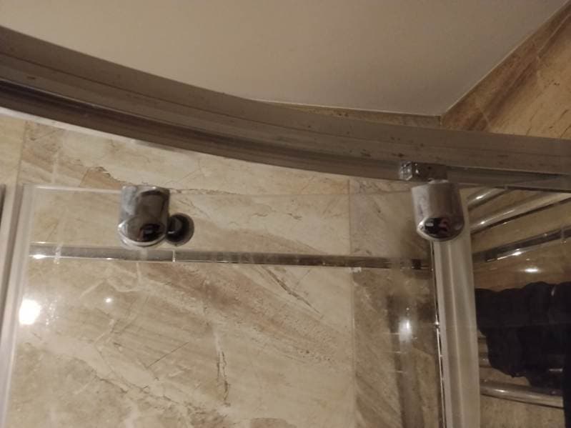 Mechanizm górny kabiny Górny mechanizm kabiny prysznicowej wymagający wymiany rolek