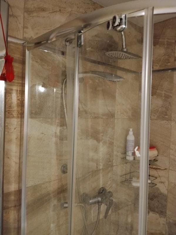 Przed naprawą kabiny Kabina prysznicowa z widoczną niewłaściwą pozycją drzwi przed naprawą