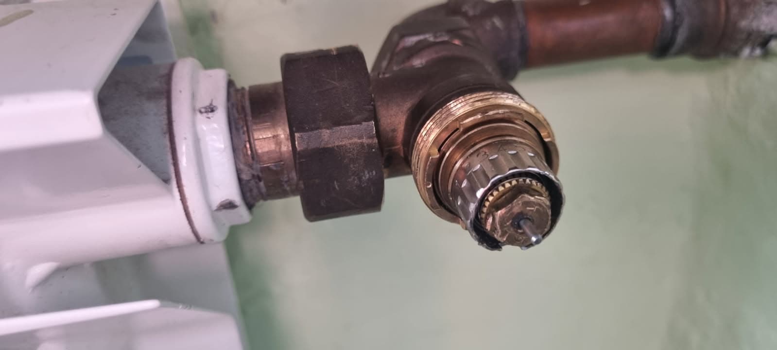 Stary zawór przed wymianą Zbliżenie na stary zawór kaloryfera przed wymianą