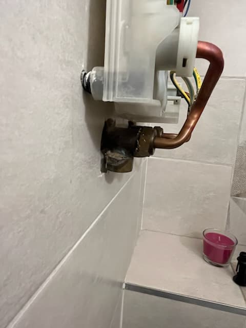 Boczny widok montażu Kospel Widok boczny zamontowanego przepływowego podgrzewacza Kospel