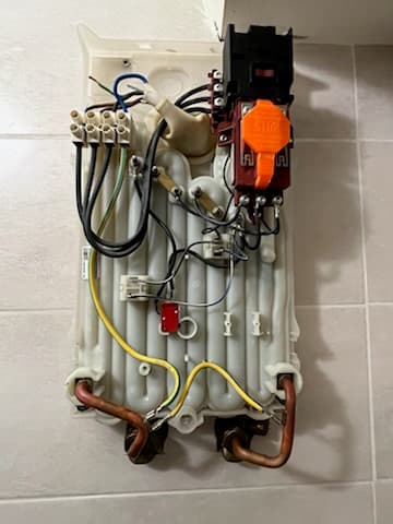 Montaż elektryczny podgrzewacza Montaż elektryczny wewnętrzny przepływowego podgrzewacza Kospel