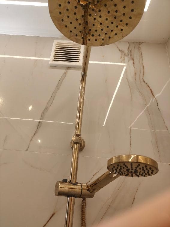 Deszczownica w kabinie prysznicowej Górna część deszczownicy zamontowanej w kabinie prysznicowej