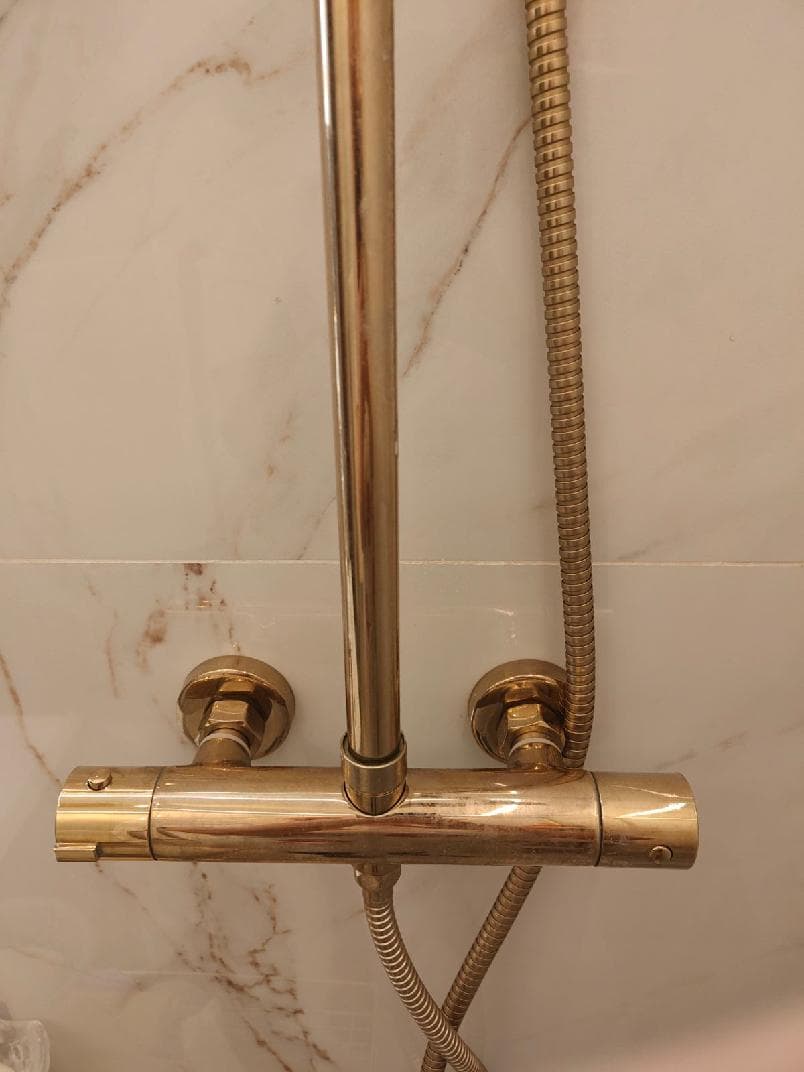 Mocowanie baterii do ściany Zbliżenie na mocowanie baterii prysznicowej do ściany