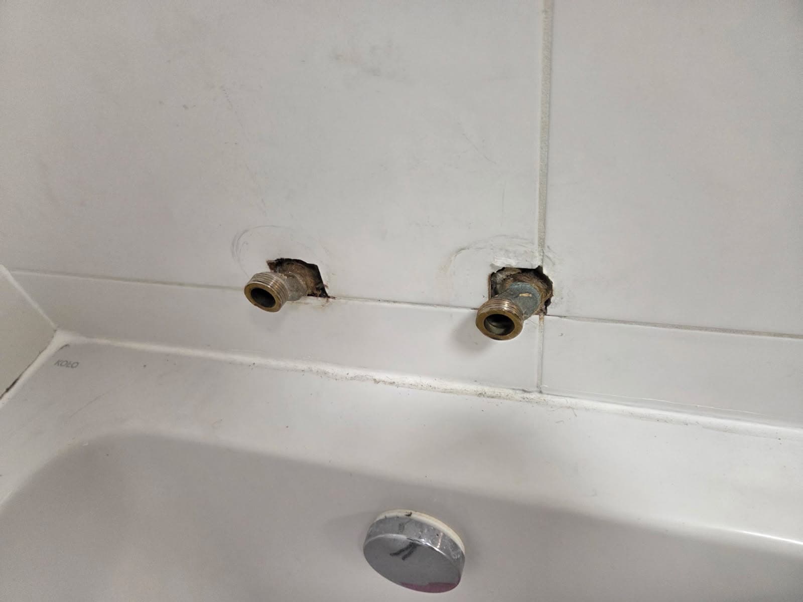 Montaż nowej baterii wannowej Widok na miejsce montażu nowej baterii wannowej po zakończeniu prac