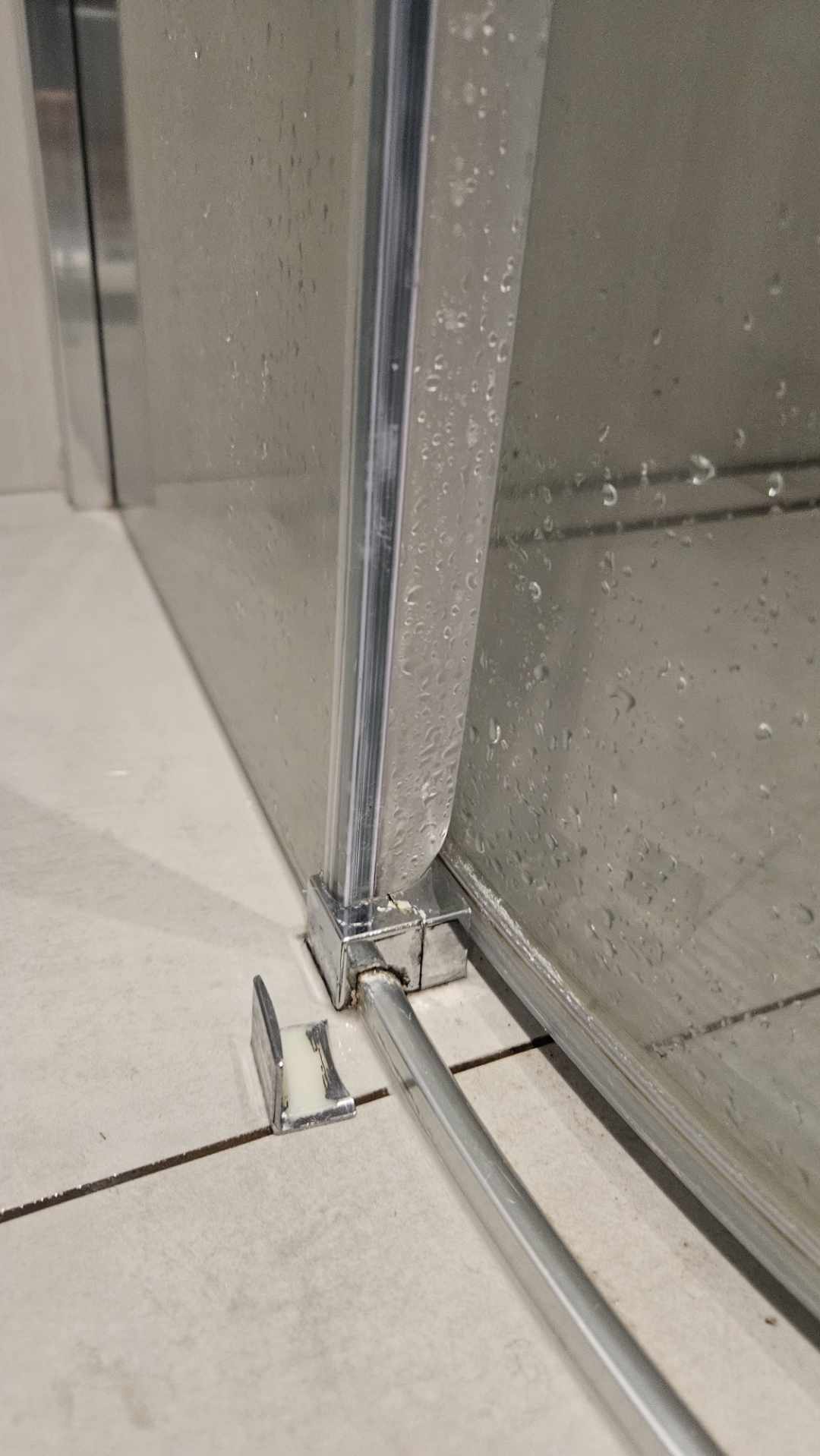 Nowe uszczelnienia kabiny Dolna część kabiny prysznicowej pokazująca nową prowadnicę i uszczelnienie