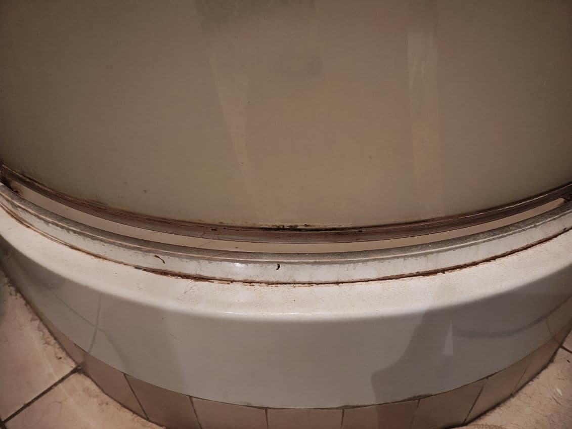 Dolna część kabiny przed pracami Dolna część kabiny prysznicowej przed wymianą uszczelki i silikonowaniem