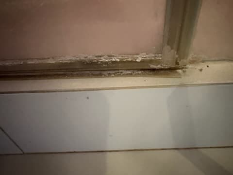 Problem z dolnym uszczelnieniem Dolna część drzwi prysznicowych przed renowacją