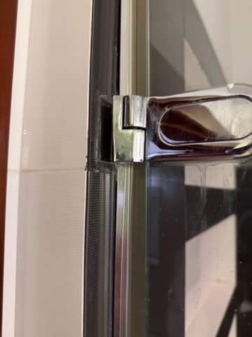 Nowe mocowanie zawiasu Nowo zamontowany zawias w kabinie prysznicowej