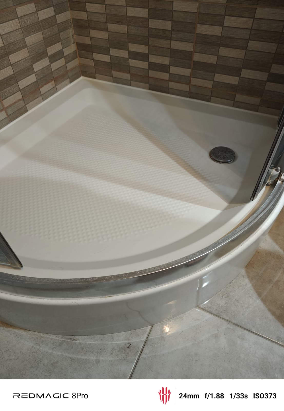 Naprawa syfonu i usunięcie nieprzyjemnego zapachu z prysznica – realizacja