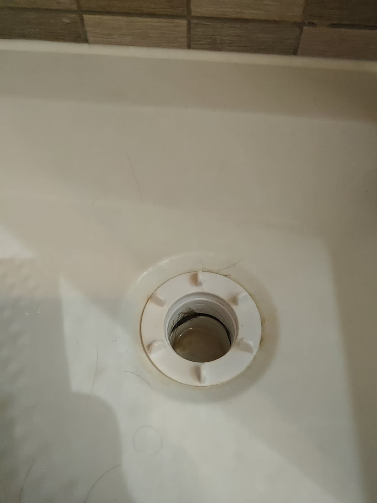 Otwarty odpływ prysznicowy Widok otwartego odpływu prysznicowego przed naprawą syfonu