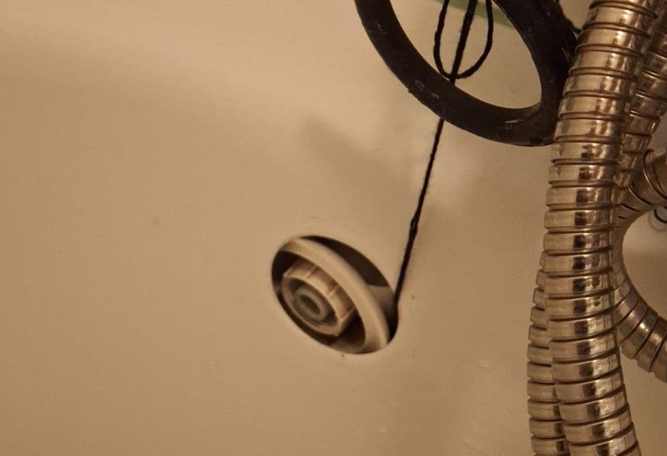 Naprawa odpływu w wannie bez dostępu rewizyjnego – realizacja