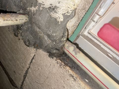 Naprawa wycieku wody spod kafelków w toalecie – realizacja