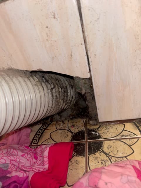 Mokra podłoga i rura spustowa Widok mokrej podłogi i elastycznej rury spustowej przy kafelkach