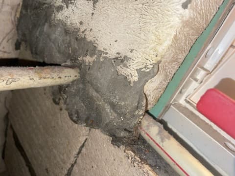 Nieszczelność połączenia rurki Zbliżenie nieszczelności wokół połączenia rurki z widoczną izolacją