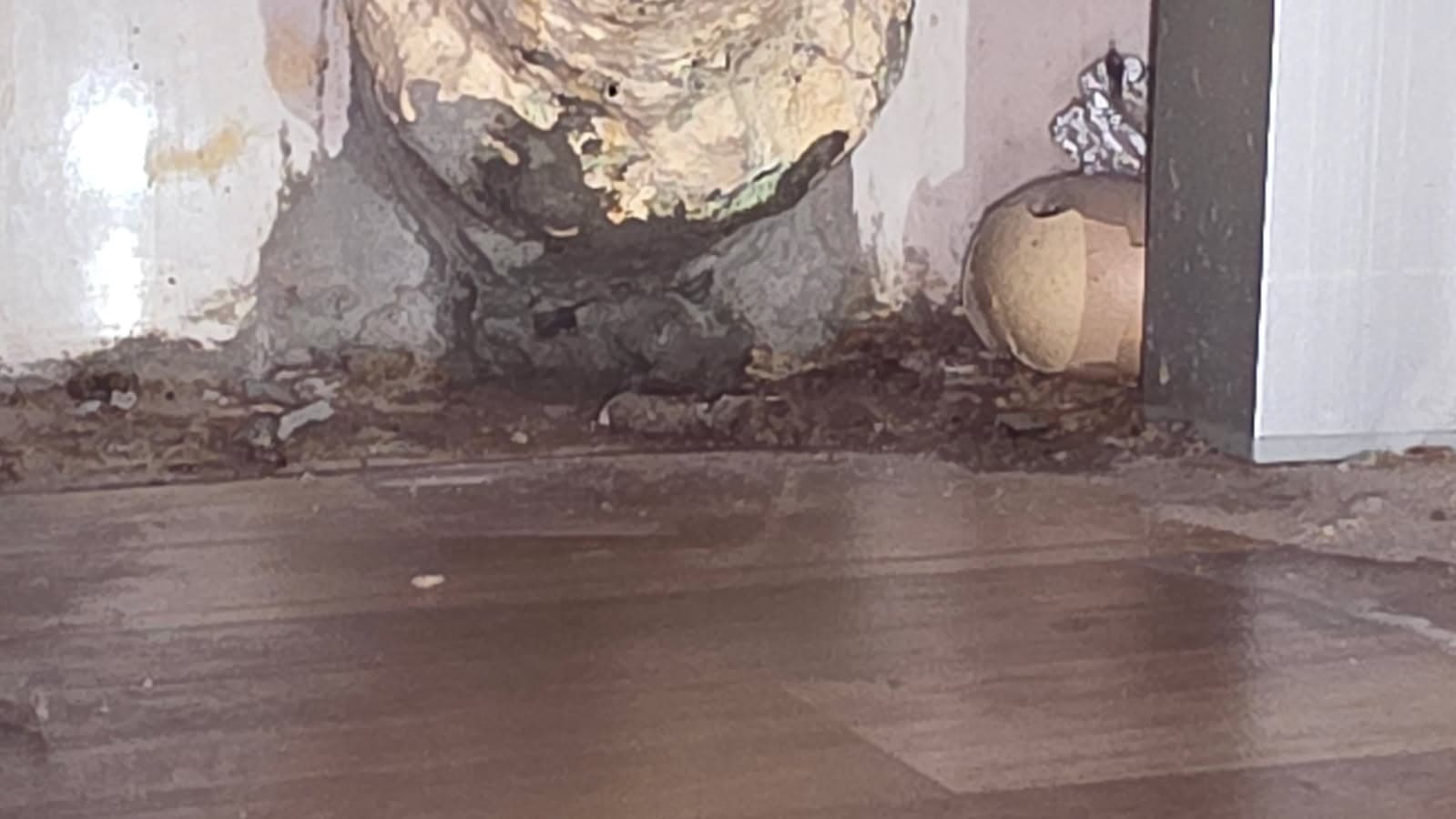 Nieszczelna rura odpływowa Zdjęcie pokazujące nieszczelną rurę odpływową przy podłodze