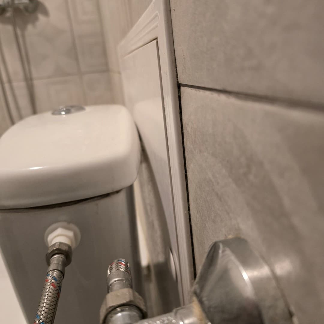 Podłączenia hydrauliczne za spłuczką Zbliżenie na podłączenia hydrauliczne za spłuczką toalety