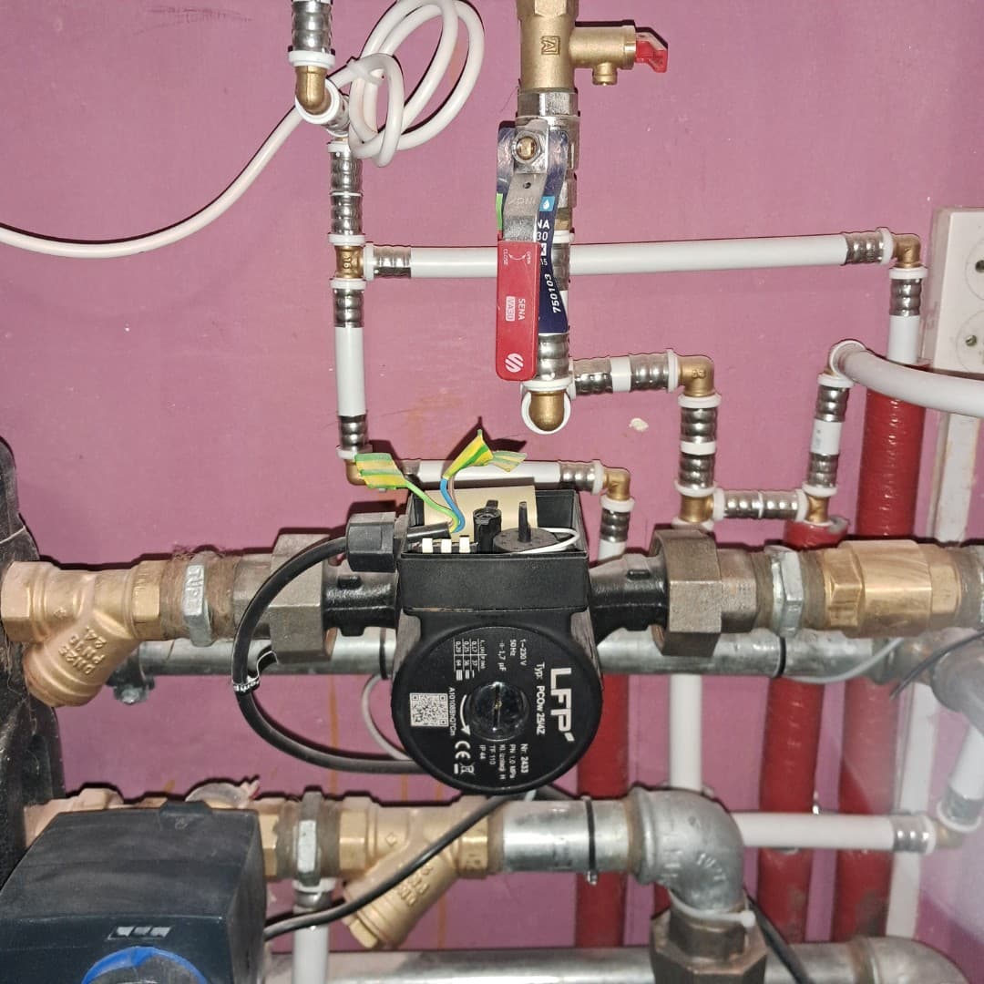 Instalacja hydrauliczna z pompką Widok ogólny na instalację hydrauliczną z zamontowaną pompką