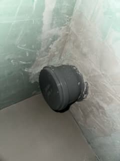 Korek odpływu Zamontowany korek odpływu przygotowany do instalacji miski WC