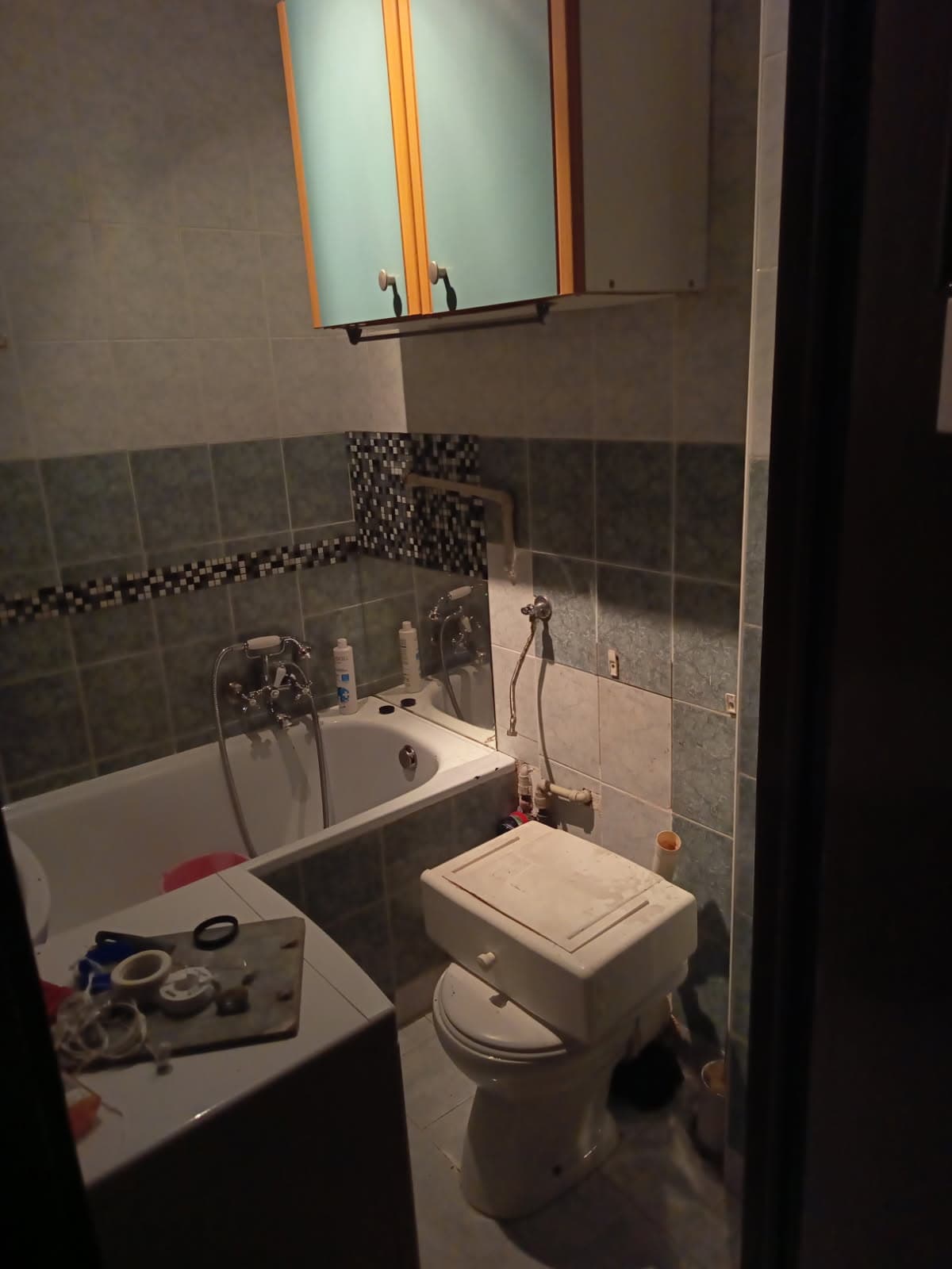 Łazienka przed naprawą Widok ogólny na stan łazienki przed naprawą rur i montażem nowej spłuczki