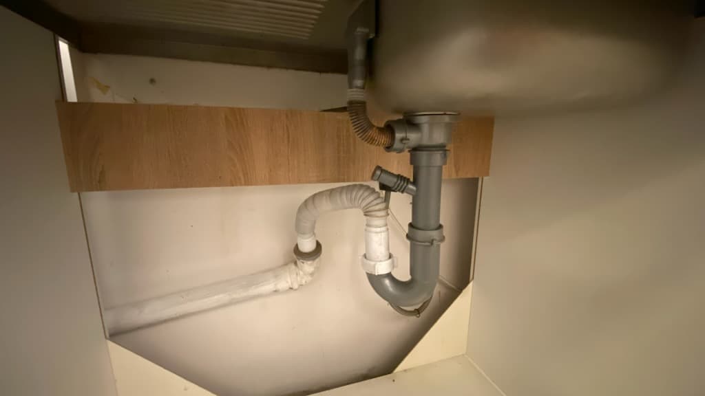 Gotowa instalacja odpływowa Odpływy wodne pod zlewem po zakończeniu prac instalacyjnych