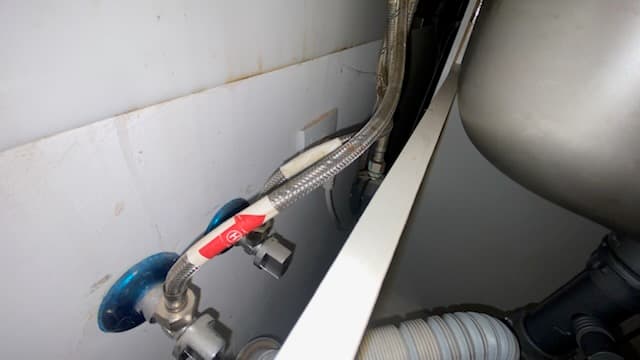 Montaż nowego zaworu Podłączenie przewodów wodnych wraz z nowym zaworem trójdrożnym