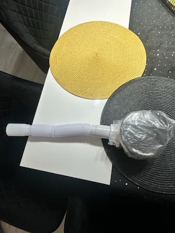 Gotowy do instalacji syfon Kompletny widok nowego syfonu gotowego do instalacji pod prysznicem