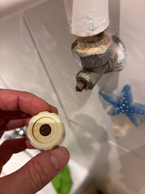 Rdzewienie wokół zaworu Zbliżenie na rdzewienie wokół zaworu grzejnika