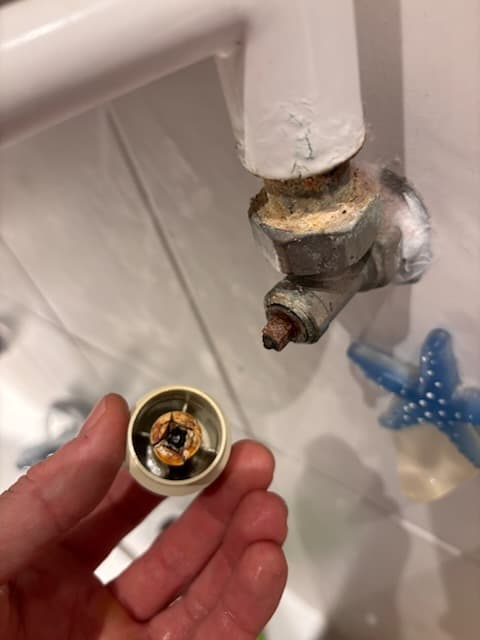 Uszkodzony korek regulacyjny Uszkodzony korek regulacyjny odkręcony z rdzawego zaworu grzejnika