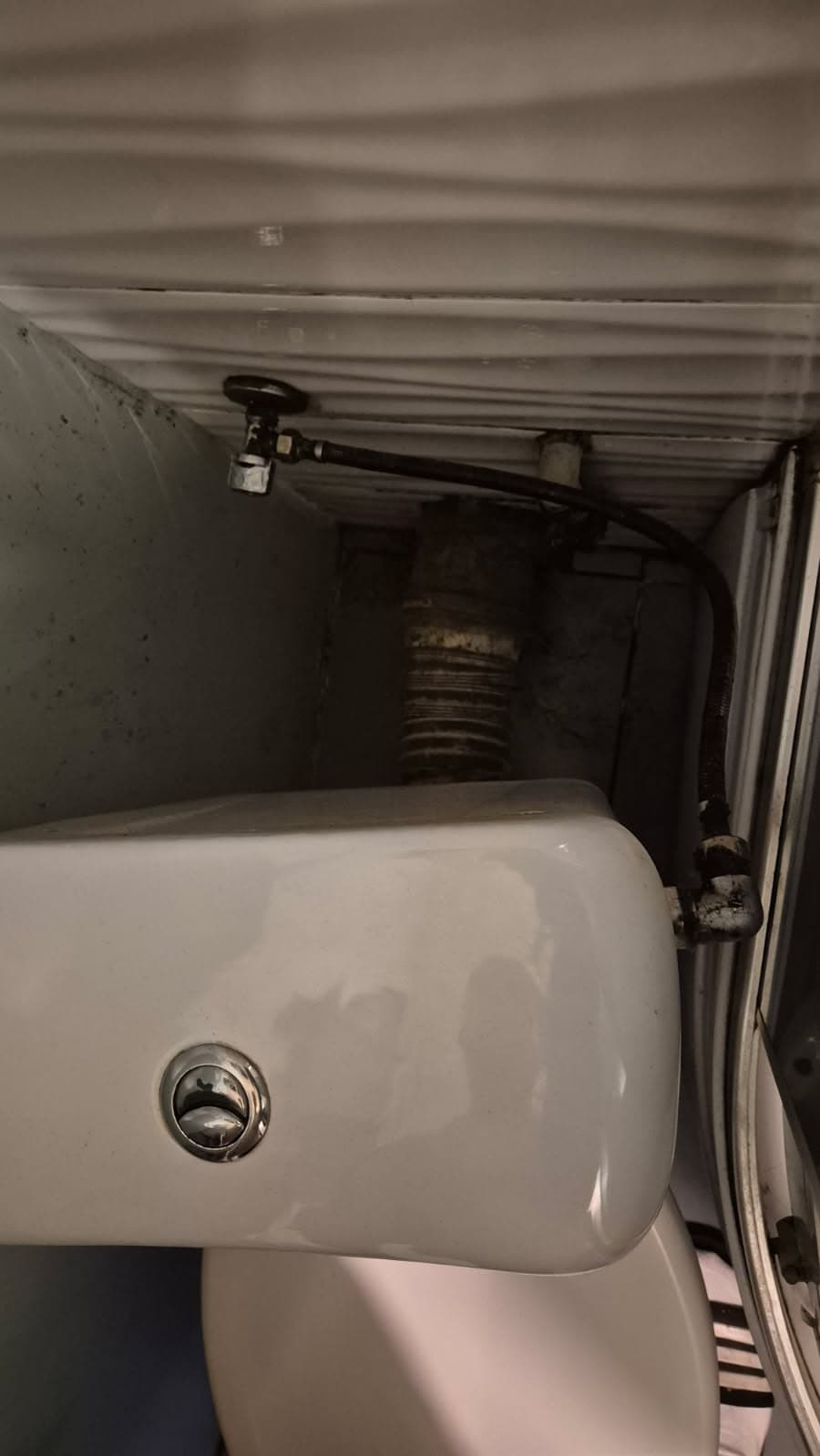 Instalacja przed wymianą sedesu Zbliżenie na instalację wodociągową za starym sedesem