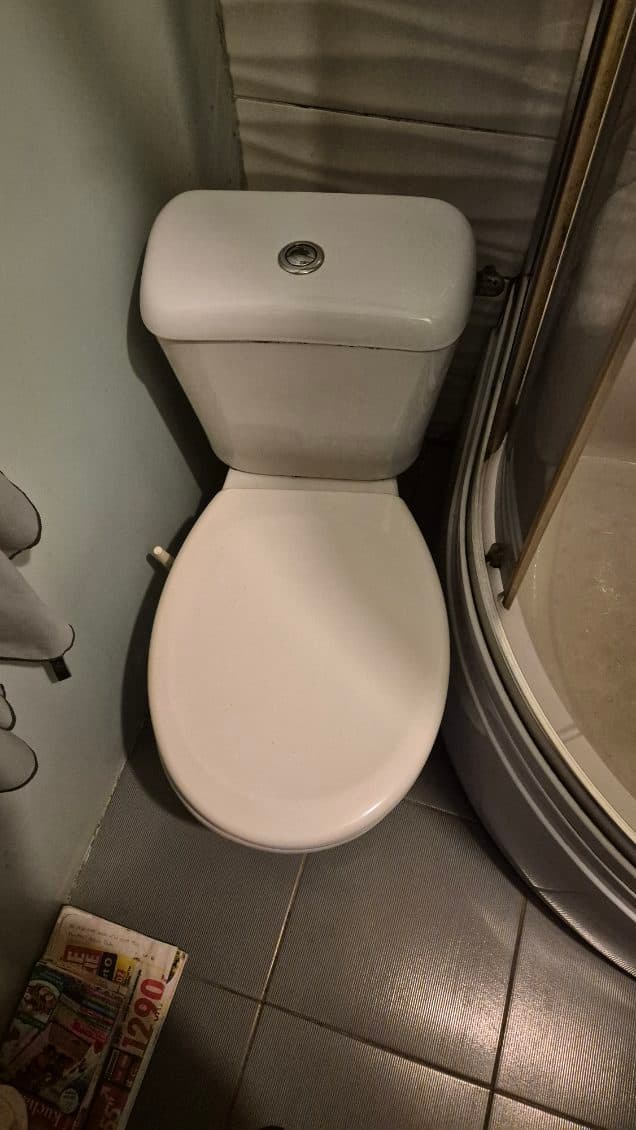 Stary kompakt wc przed demontażem Stary kompakt wc ustawiony obok kabiny prysznicowej