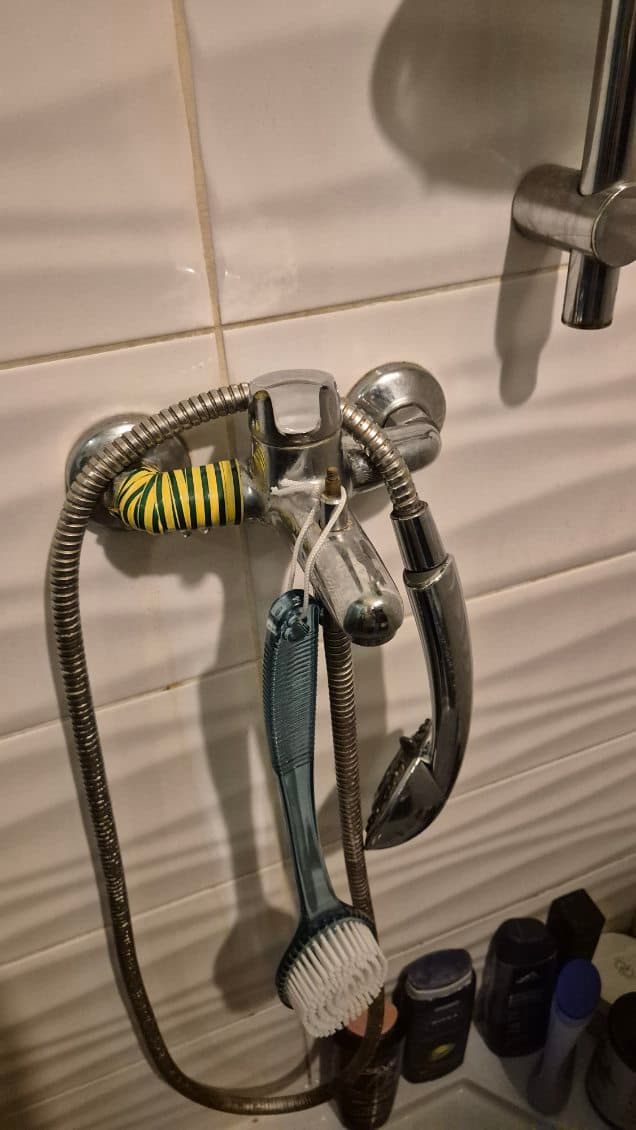 Wymiana sedesu i baterii w niewielkiej łazience – realizacja