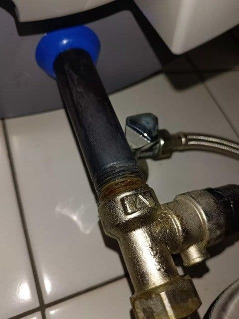 Demontaż starego urządzenia Demontaż starego bojlera z wnęki kuchennej