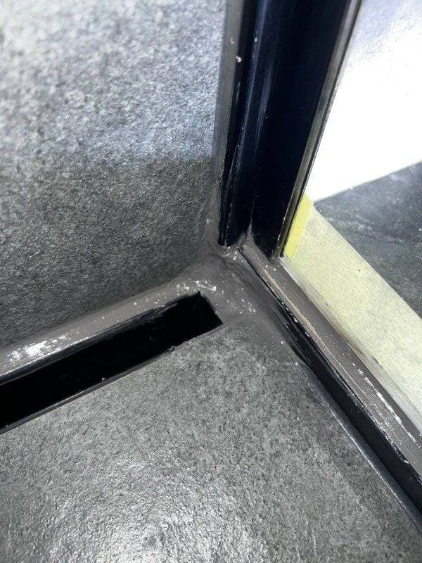 Przygotowanie do aplikacji Widok narożnika po zdjęciu starego silikonu gotowy do aplikacji nowego materiału.