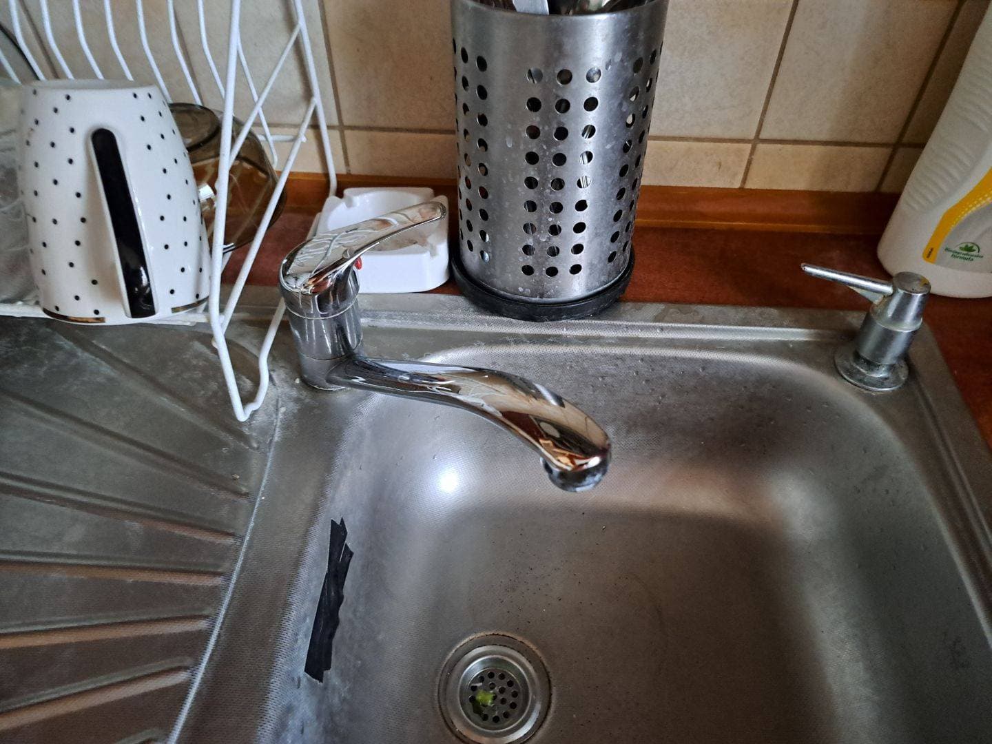 Nowa chromowana bateria kuchenna Nowo zamontowana chromowana bateria kuchenna z regulowaną wylewką