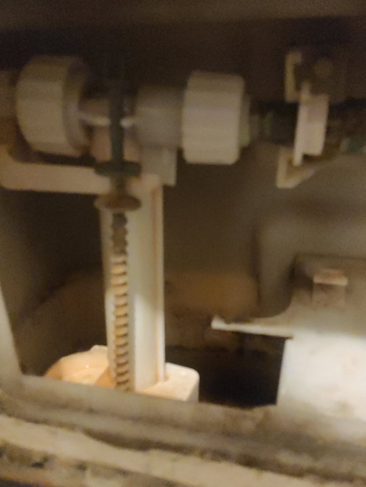 Mechanizm napełniający spłuczkę Zbliżenie na mechanizm napełniający spłuczkę podtynkową pokazujące ślady zużycia