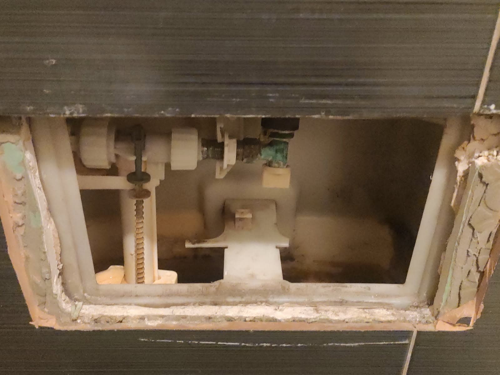 Naprawa spłuczki podtynkowej w mieszkaniu na ul. Mickiewicza – realizacja