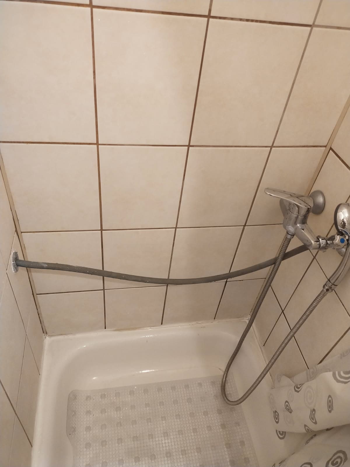 Instalacja łazienkowa i pralka Ogólny widok instalacji łazienkowej podłączonej do pralki