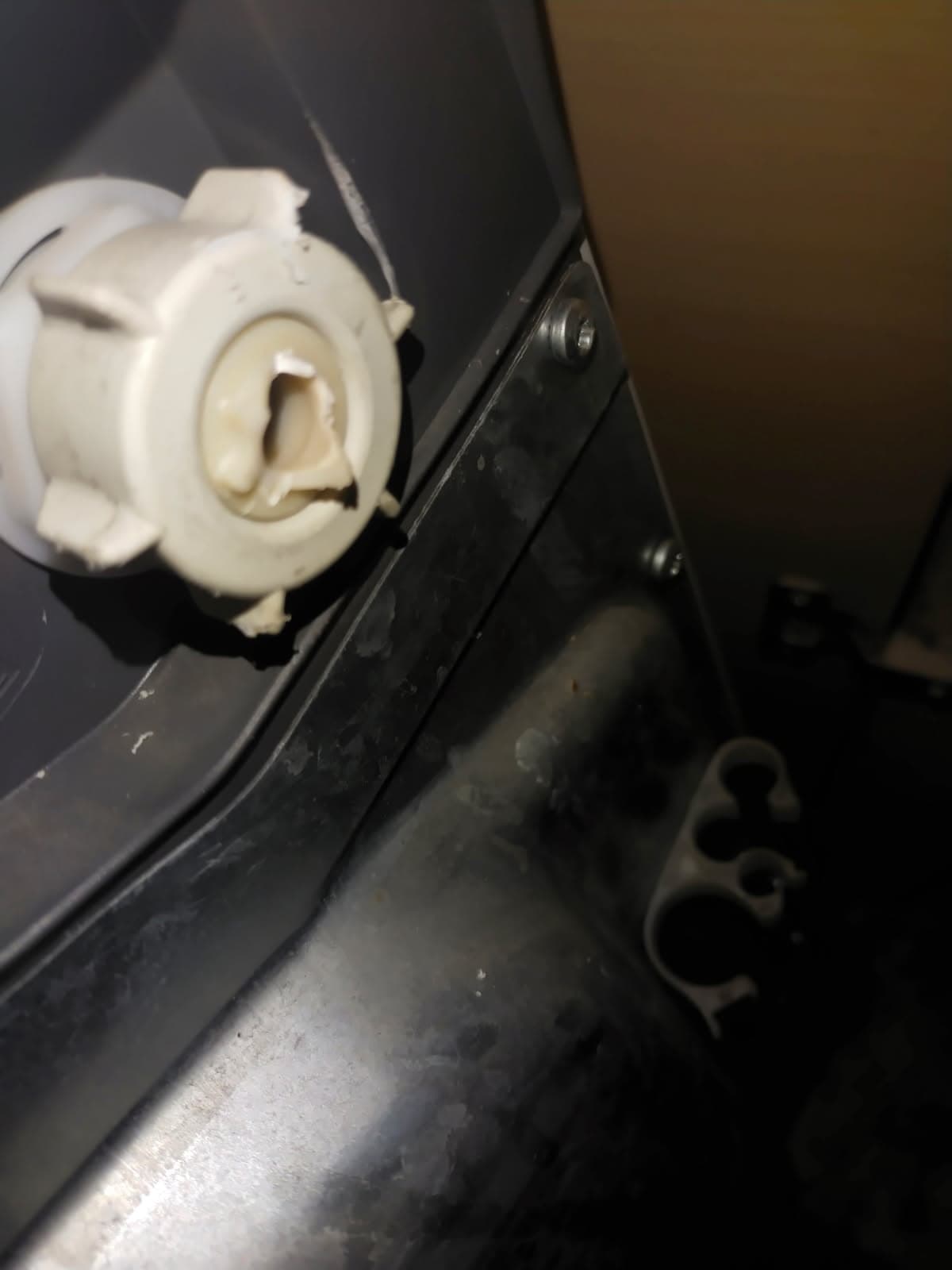 Naprawa urwanego węża zasilającego pralkę na Ochocie – realizacja