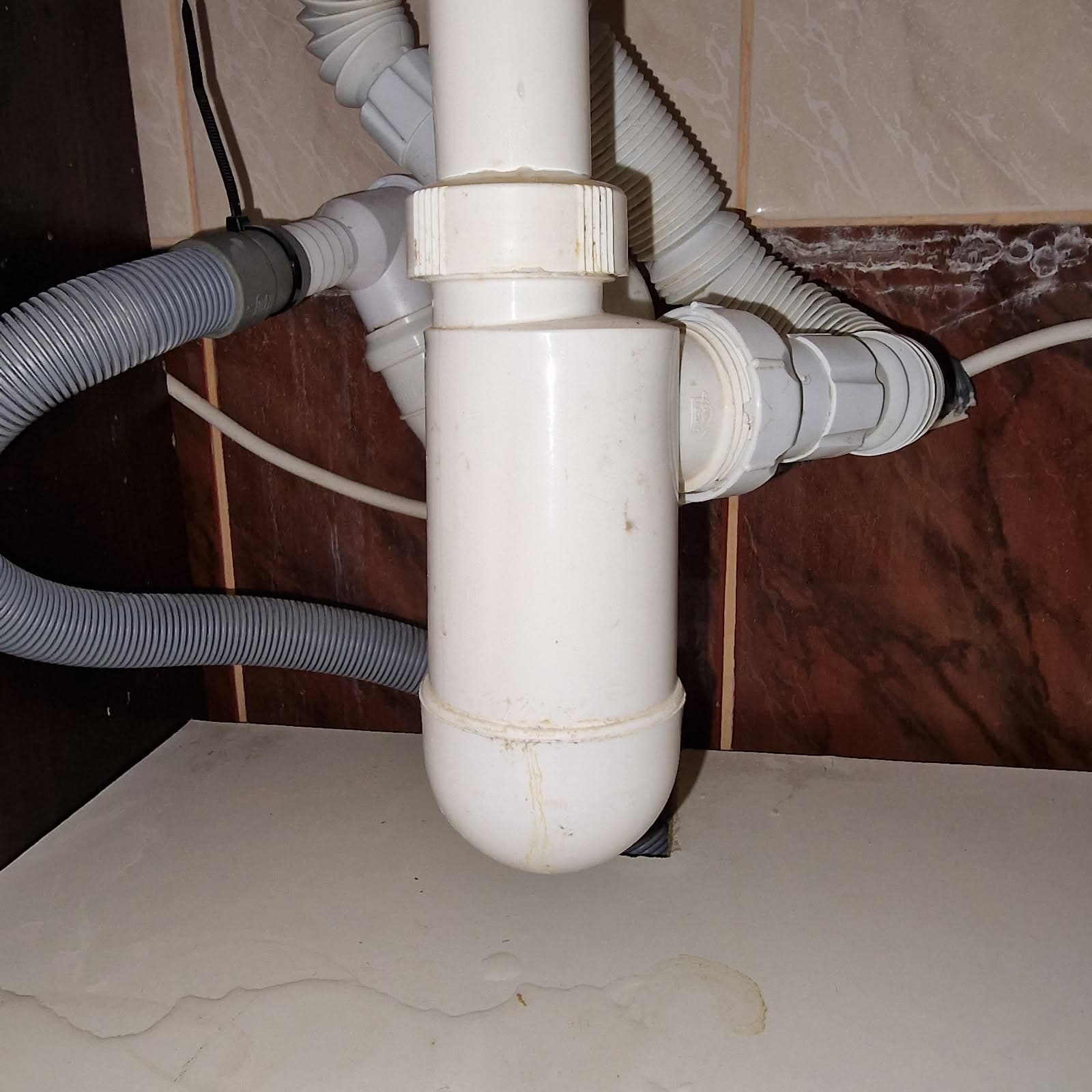 Naprawa nieszczelnej rury i zlewu w kuchni na Fiołkowej – realizacja