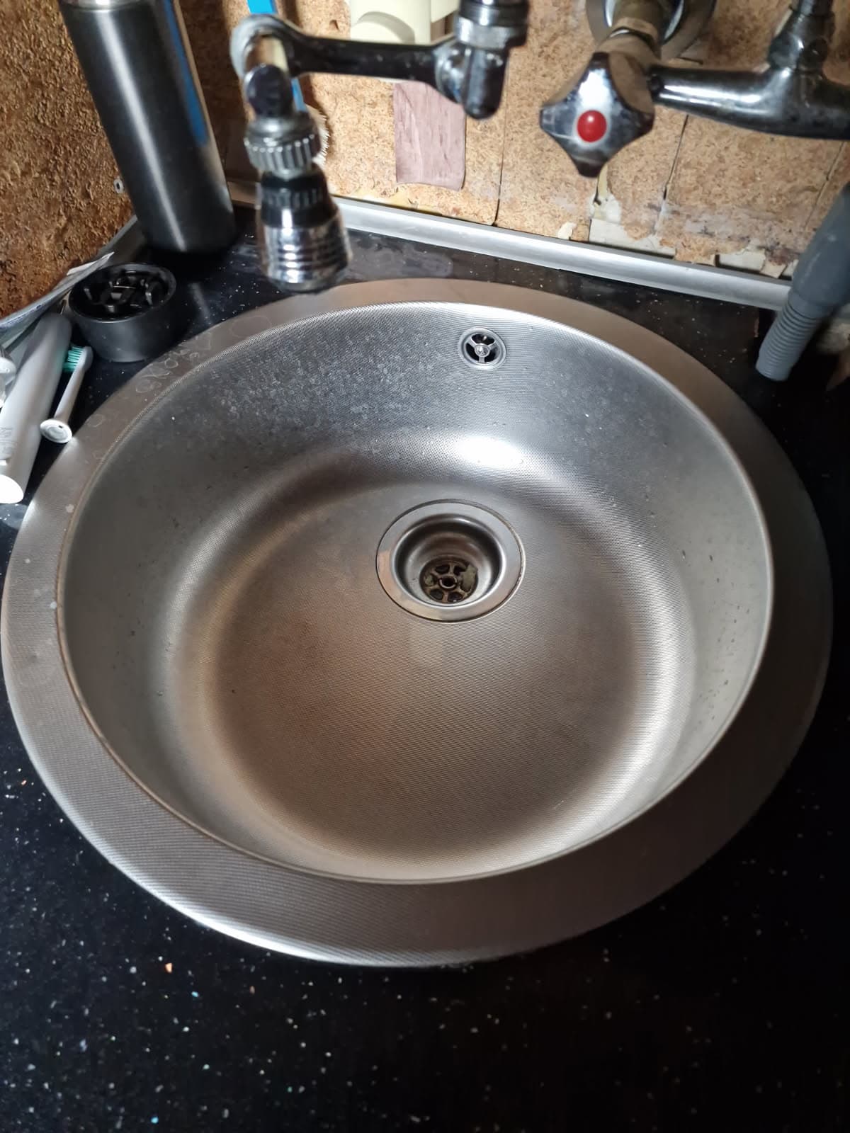 Zlew kuchenny do naprawy Zlew kuchenny wymagający uszczelnienia silikonem