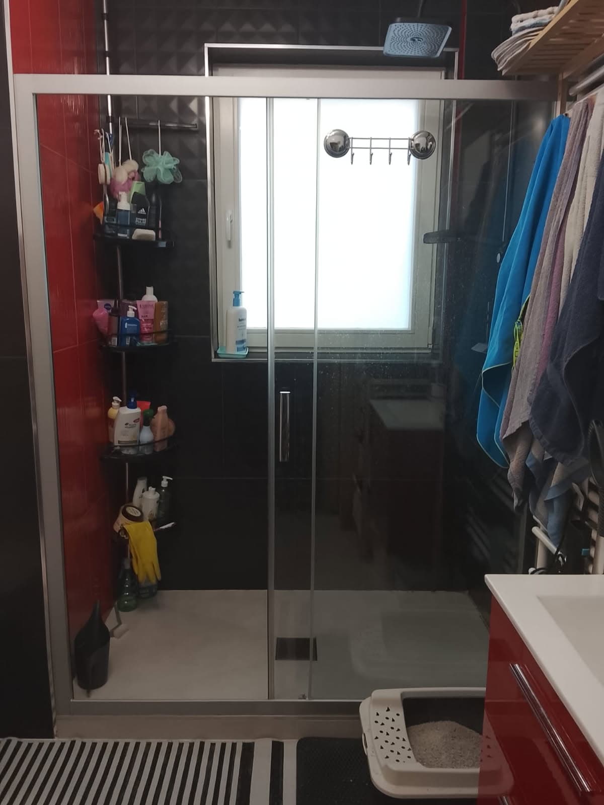 Efekt końcowy po wymianie silikonu Zabudowa prysznicowa po wymianie silikonu z widocznym oknem i półkami na kosmetyki